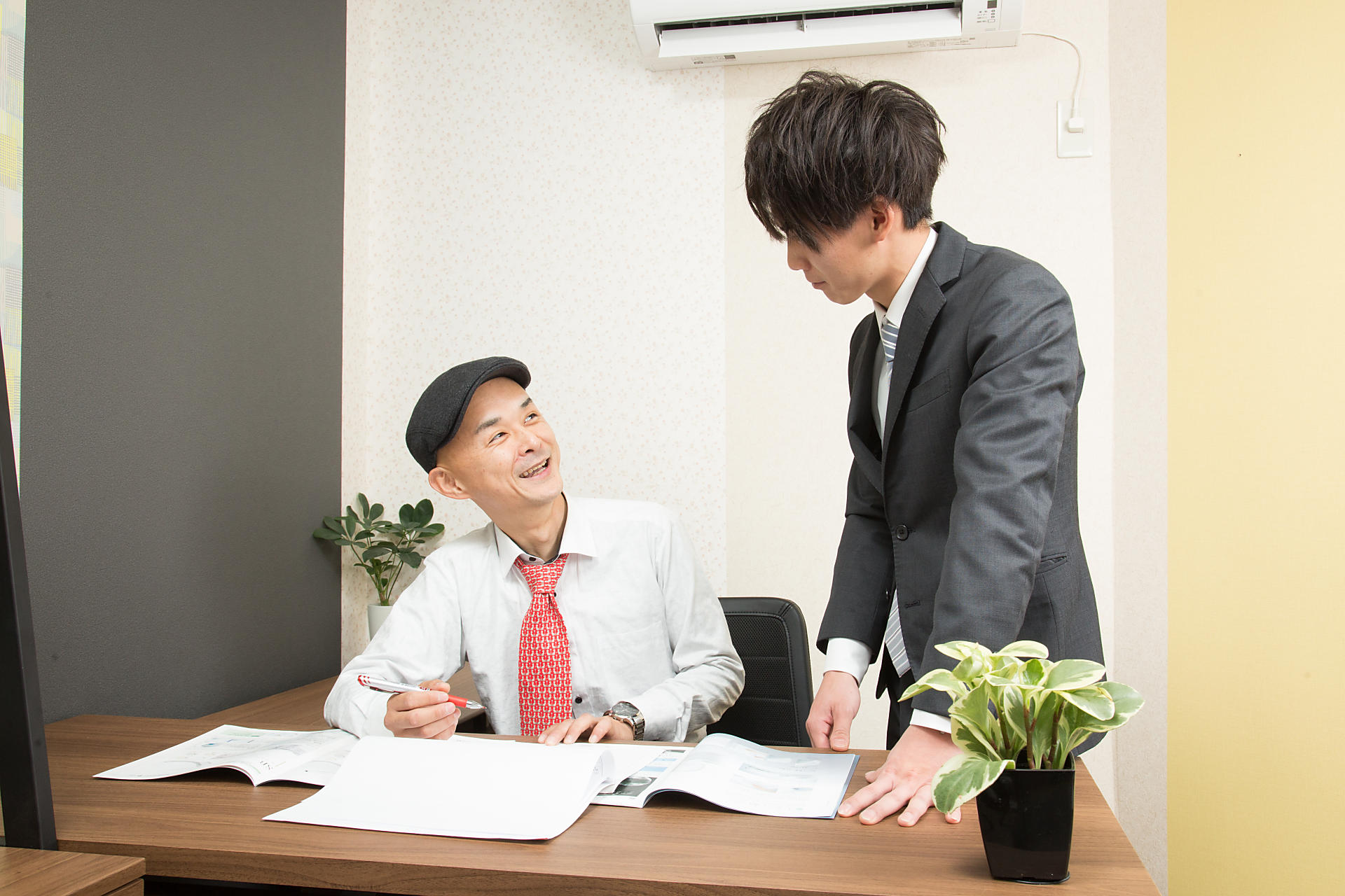 家の前に立つ家族の画像