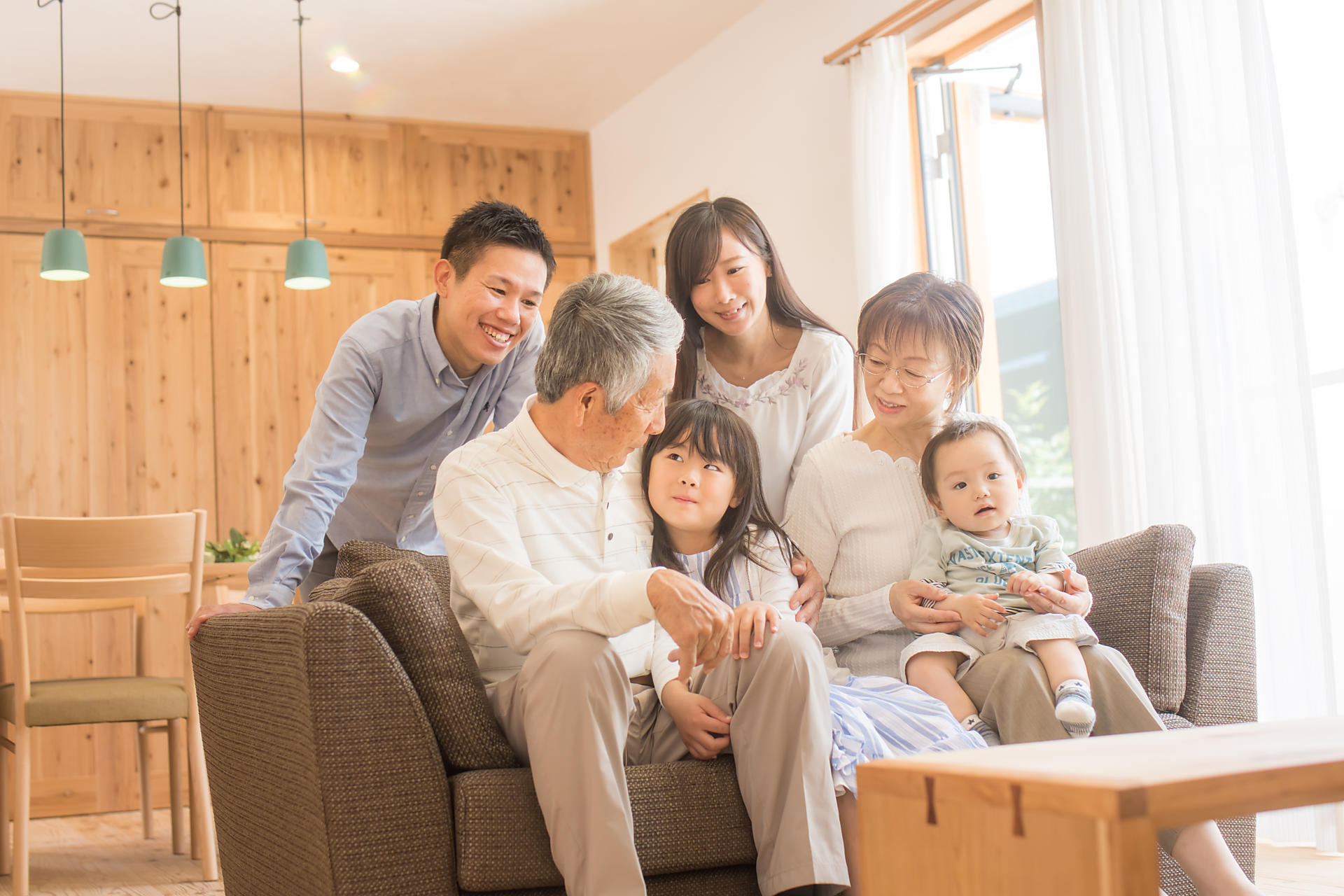 笑顔の家族の画像